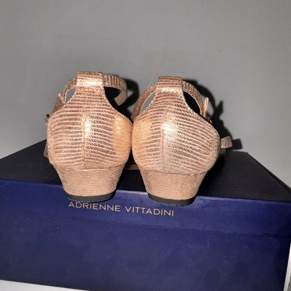 Adrienne Vittadini Shimmer Lizard Print Jeweled Thong Wedge Sandals 7.5 w‎ box